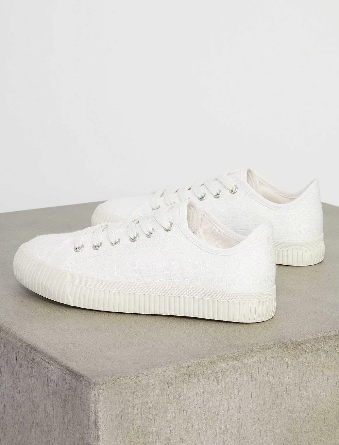 BCBGMAXAZRIA Sports Shoes With Spikes Hot